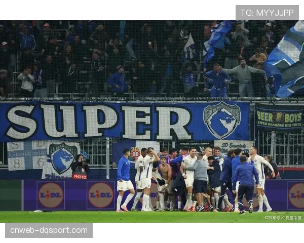 场上镜头：国际米兰防守链整体移动，成功限制曼城肋部渗透