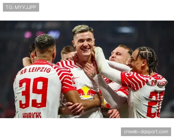 实时：莱比锡红牛vs法兰克福，比赛因球迷向场内投掷烟雾弹中断15分钟